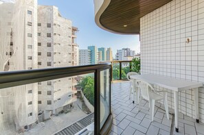 Outdoor dining - Apartamento Aconchegante Riviera de São Lourenço- Módulo 3 - 200 mts da Praia (Riviera de São Lourenço Bertioga)