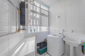 Shower, bidet, toilet paper - Apartamento Aconchegante Riviera de São Lourenço- Módulo 3 - 200 mts da Praia (Riviera de São Lourenço Bertioga)