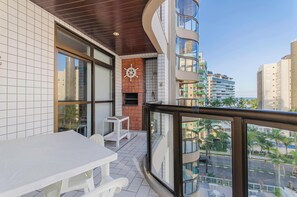 Outdoor dining - Apartamento Aconchegante Riviera de São Lourenço- Módulo 3 - 200 mts da Praia (Riviera de São Lourenço Bertioga)