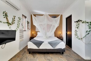 4 bedrooms, desk, iron/ironing board, WiFi