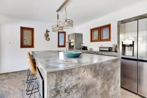 Réfrigérateur, un four, surface de cuisson, lave-vaisselle