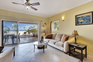 TV - King's Beach Ocean's Eleven Right by the Sea (Kralendijk)