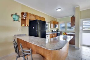 Fridge, microwave, oven, stovetop - King's Beach Ocean's Eleven Right by the Sea (Kralendijk)