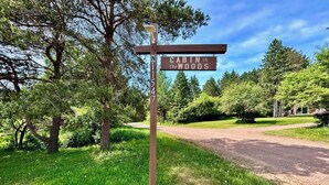 Un cartel de madera con la inscripción 'Cabin in the Woods' y el número 'N47' que indica una ubicación.