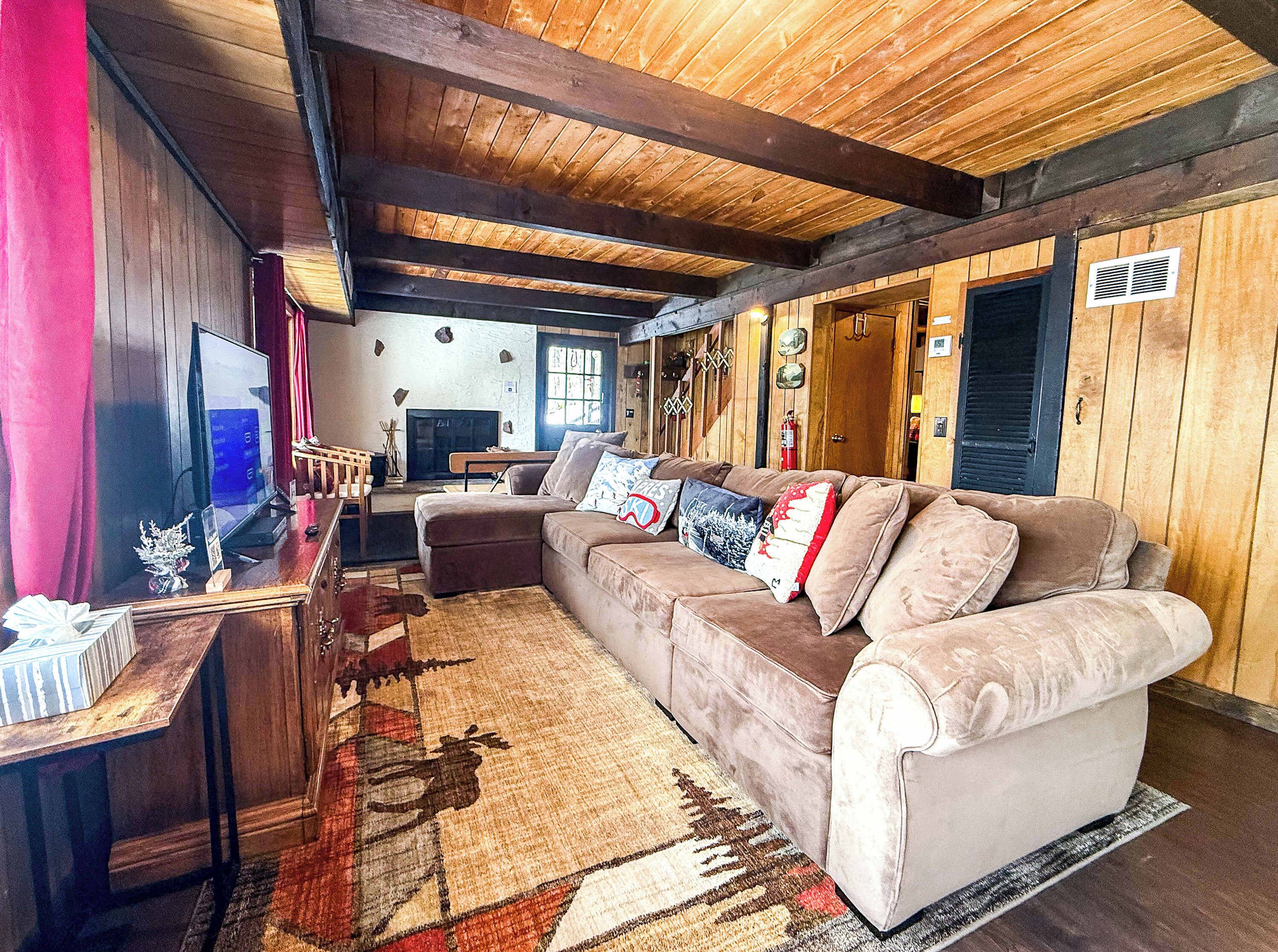 Fernseher, Kamin, DVD-Player, Bücher