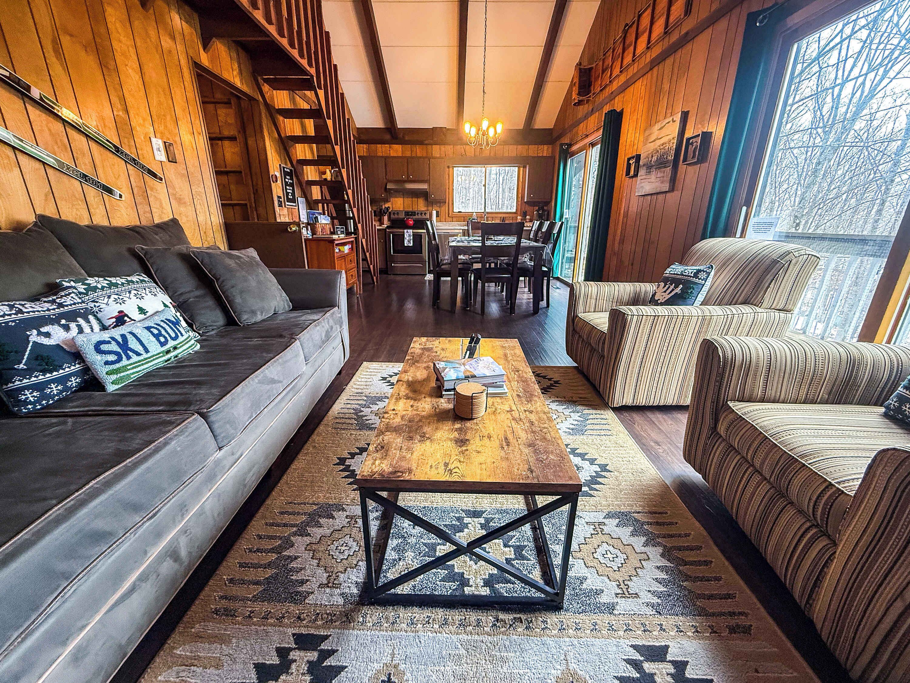 Fernseher, Kamin, DVD-Player, Bücher