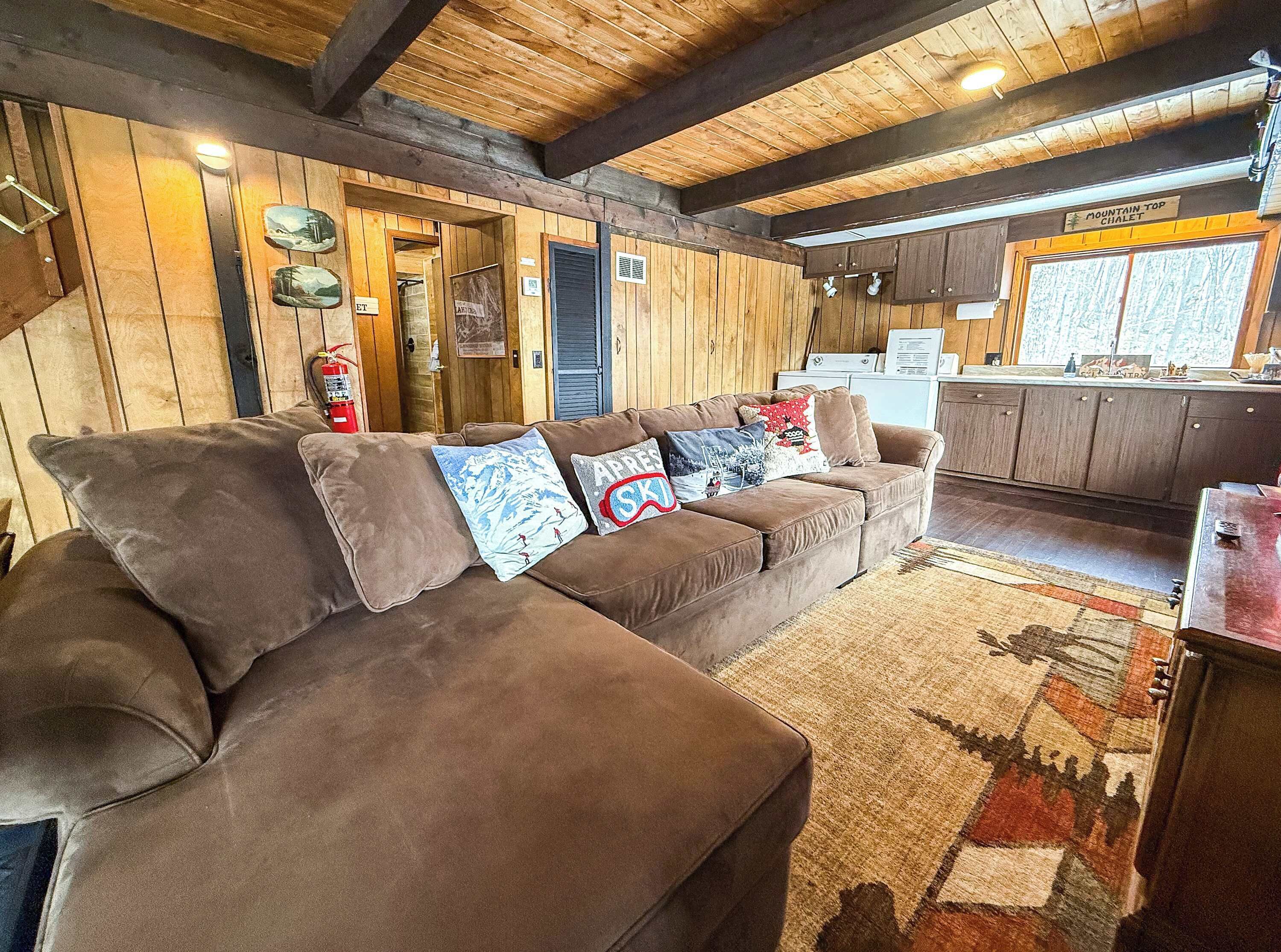 Fernseher, Kamin, DVD-Player, Bücher