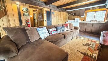 Fernseher, Kamin, DVD-Player, Bücher