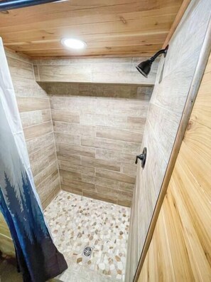 Douche, séchoir à cheveux, serviettes fournies