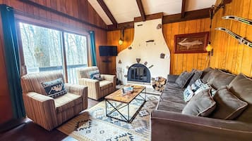 Fernseher, Kamin, DVD-Player, Bücher