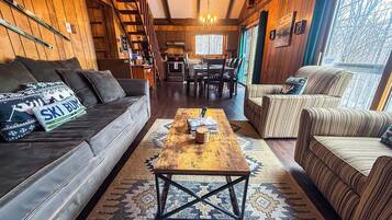 Fernseher, Kamin, DVD-Player, Bücher