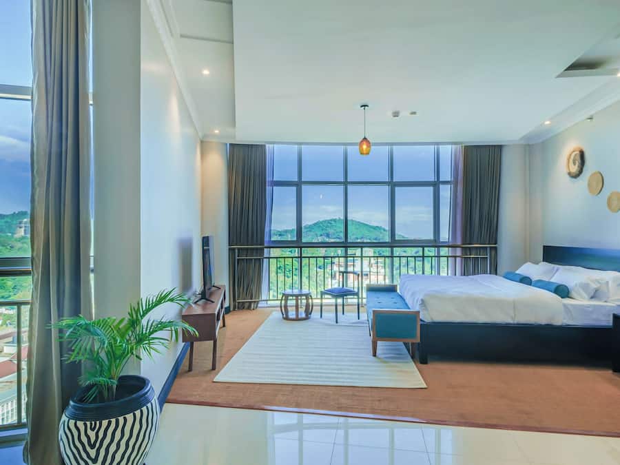 Executive Double Room, 1 King Bed, Non Smoking, Mountain View | Premium bedding, down comforters, pillowtop beds, in-room safe