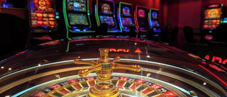 Een roulette wiel met een gouden hendel in een casino.