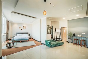 Executive Double Room, 1 King Bed, Non Smoking, Mountain View | Premium bedding, down comforters, pillowtop beds, in-room safe