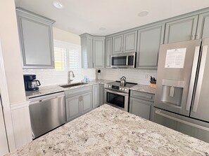 Jääkaappi, mikroaaltouuni, uuni, liesi