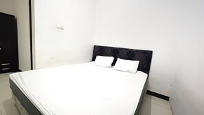 Habitación estándar doble | Espacio para trabajar con un portátil y ropa de cama
