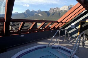 Outdoor spa tub - Silverhorn Hydeaway at The Crossing (Canmore)