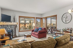 TV, fireplace, DVD player, offices - Silverhorn Hydeaway at The Crossing (Canmore)
