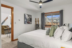 3 bedrooms, iron/ironing board, travel crib, WiFi - Silverhorn Hydeaway at The Crossing (Canmore)