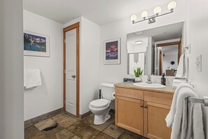 Dusj, hårføner og håndklær