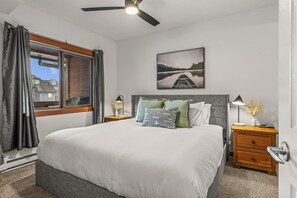 3 slaapkamers, een strijkplank/strijkijzer, reisbedje, wifi