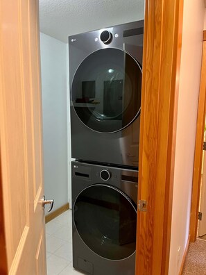 Interior - Silverhorn Hydeaway at The Crossing (Canmore)