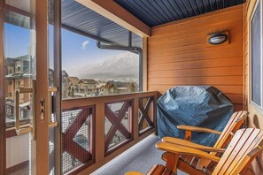 Property grounds - Silverhorn Hydeaway at The Crossing (Canmore)