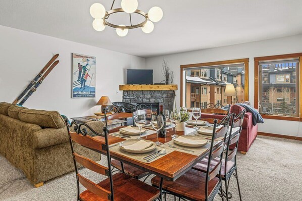 Dining - Silverhorn Hydeaway at The Crossing (Canmore)