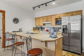 Fridge, microwave, oven, stovetop - Silverhorn Hydeaway at The Crossing (Canmore)