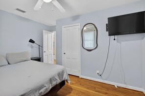 3 habitaciones, escritorio, tabla de planchar con plancha y wifi gratis 