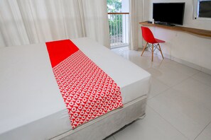 Standard Double Room | Laptop workspace, bed sheets - OYO 93370 Lot Thirty Six (Bekasi)