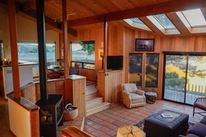 Een smart-tv, een open haard, boeken en een muziekbibliotheek