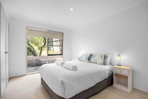 6 bedrooms, iron/ironing board, free WiFi, bed sheets - 6 BEDROOM FAMILIES SENSATION, LARGE HOLIDAY BEACH ENTERTAINER IN PORTSEA (Portsea)