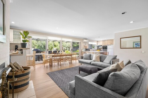 6 BEDROOM FAMILIES SENSATION, LARGE HOLIDAY BEACH ENTERTAINER IN PORTSEA