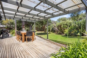 Outdoor dining - 6 BEDROOM FAMILIES SENSATION, LARGE HOLIDAY BEACH ENTERTAINER IN PORTSEA (Portsea)