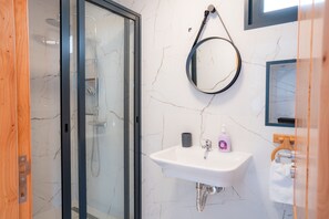 Shower, hair dryer, towels, soap - Blue Ocean Cottage. Private Heated Pool, Magnificent ocean view. Quiet location. (Fajã da Ovelha)