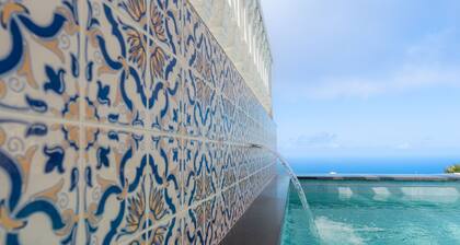 Blue Ocean Cottage. Private Heated Pool, Magnificent ocean view. Quiet location.