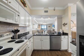 Een koelkast, een microgolfoven, een oven, een kookplaat