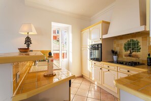 Køleskab, ovn, opvaskemaskine, kaffe-/temaskine