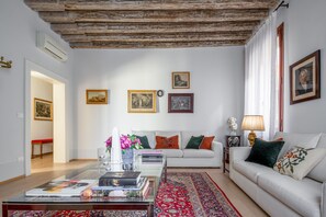 TV - Miracoli Apartment with View on the Canal R&R (Venecia)