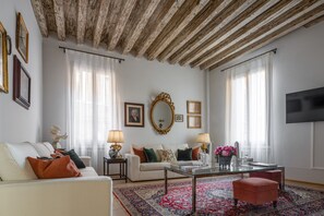 TV - Miracoli Apartment with View on the Canal R&R (Venecia)
