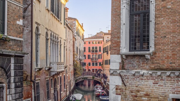 A canal in Venice with boats docked along the sides and buildings on either side. - Miracoli Apartment with View on the Canal R&R (Venecia)