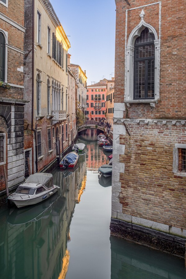 Marina - Miracoli Apartment with View on the Canal R&R (Venecia)