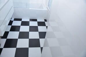 Dusche, Haartrockner, Handtücher, Seife