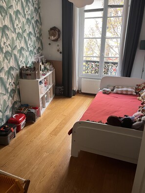 3 sovrum, skrivbord, strykjärn/strykbräda och resesäng