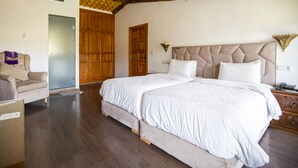 Une chambre à coucher avec un grand lit, une armoire en bois et une chaise.