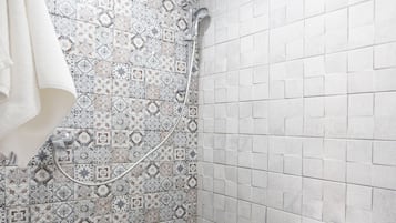 Deluxe Apartment | Bathroom