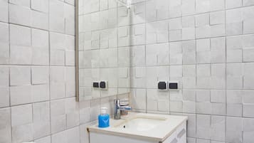 Deluxe Apartment | Bathroom