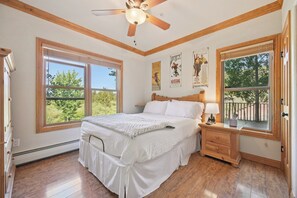 2 bedrooms, free WiFi, bed sheets - Open Concept Condo w/ Mountain Views from Private Deck & Short Walk to Shops! (Keystone)