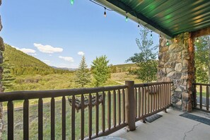 Property grounds - Open Concept Condo w/ Mountain Views from Private Deck & Short Walk to Shops! (Keystone)